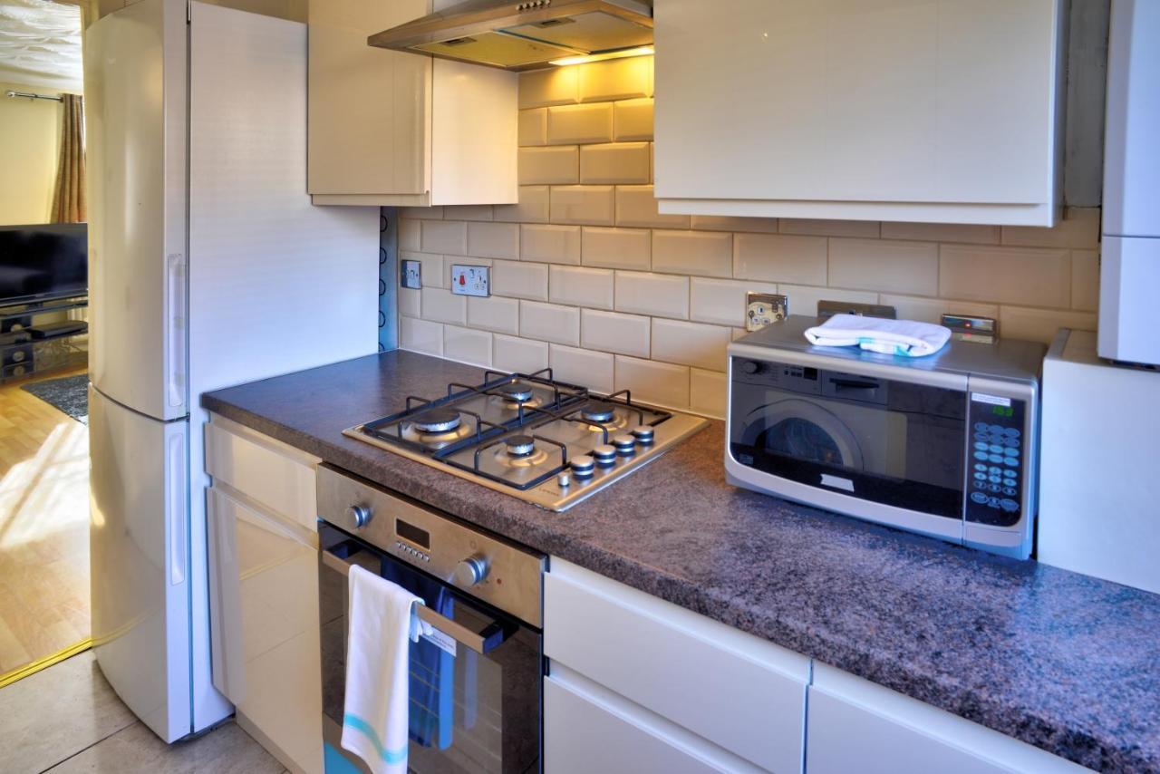 Modern & Spacious - Walk To London Excel- Parking ภายนอก รูปภาพ