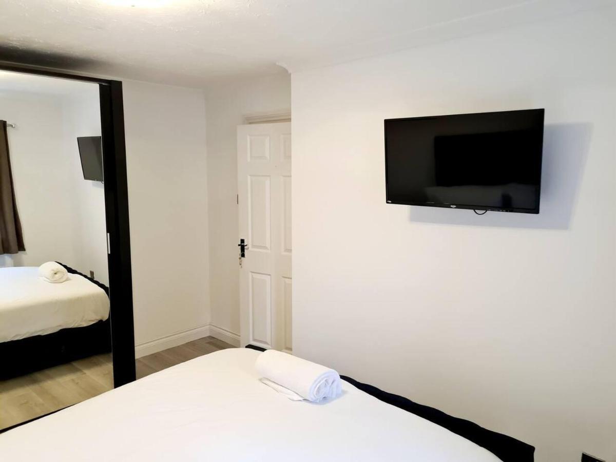 Modern & Spacious - Walk To London Excel- Parking ภายนอก รูปภาพ