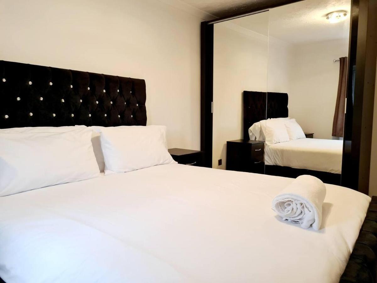 Modern & Spacious - Walk To London Excel- Parking ภายนอก รูปภาพ