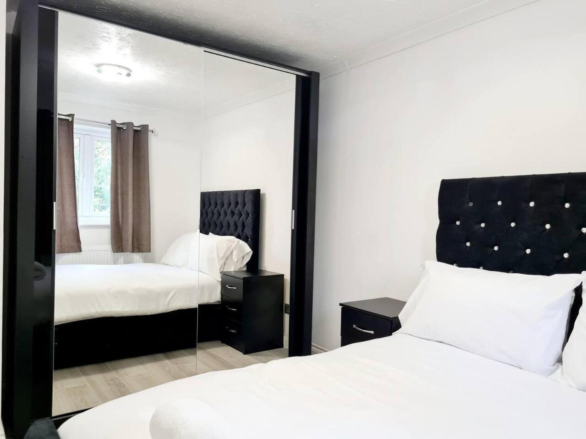 Modern & Spacious - Walk To London Excel- Parking ภายนอก รูปภาพ