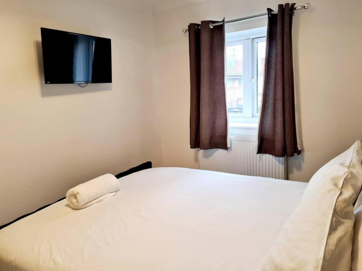 Modern & Spacious - Walk To London Excel- Parking ภายนอก รูปภาพ