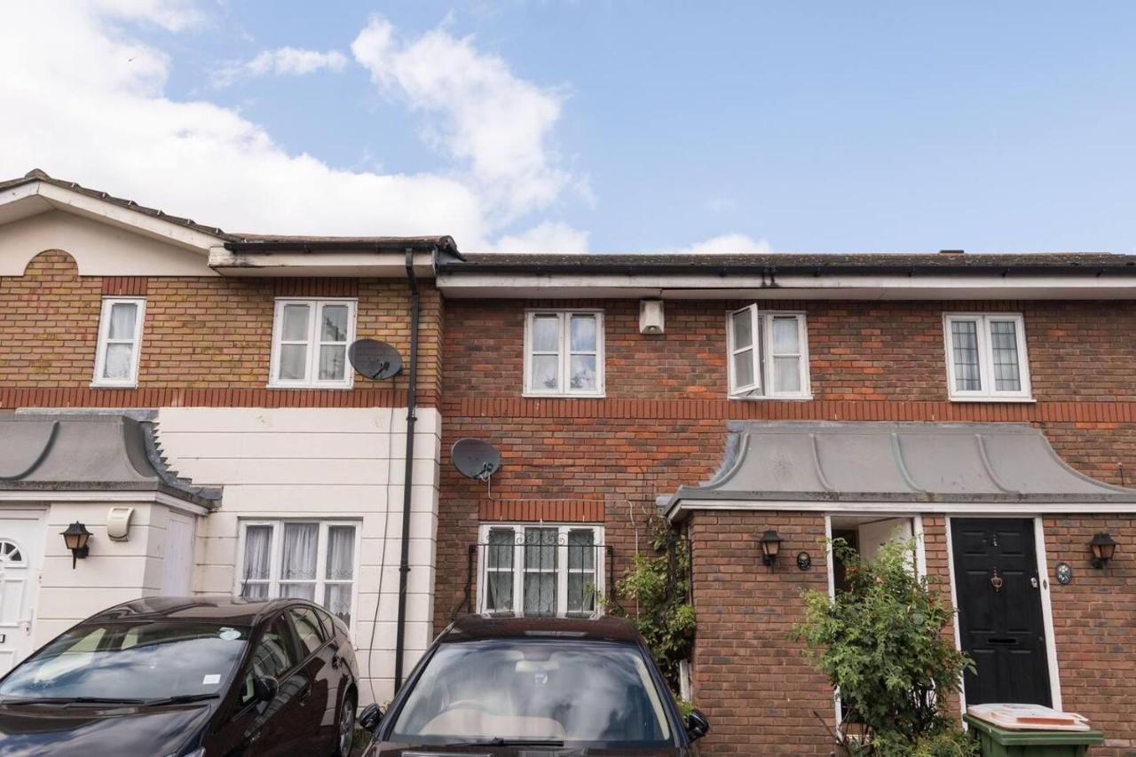 Modern & Spacious - Walk To London Excel- Parking ภายนอก รูปภาพ