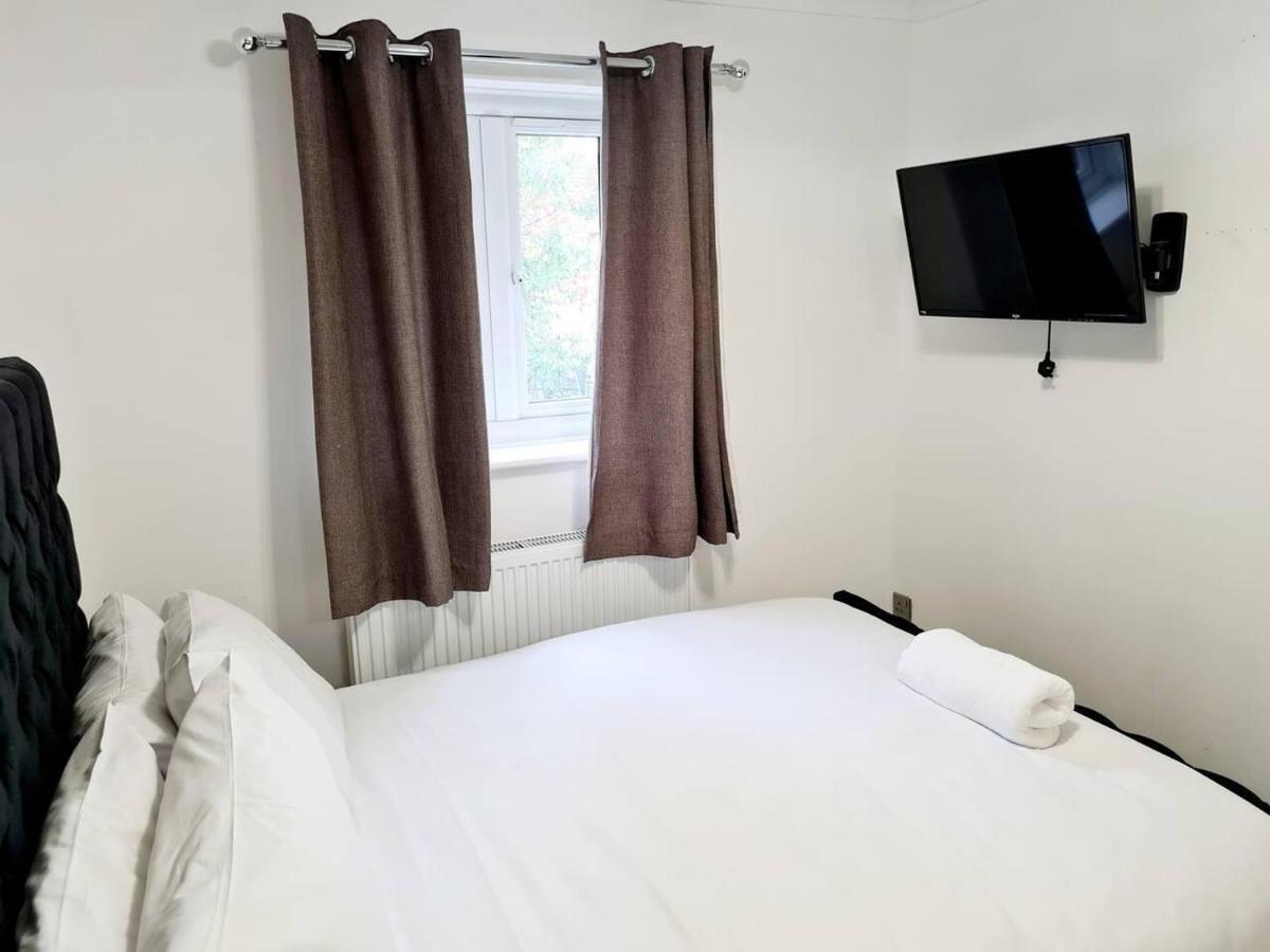 Modern & Spacious - Walk To London Excel- Parking ภายนอก รูปภาพ