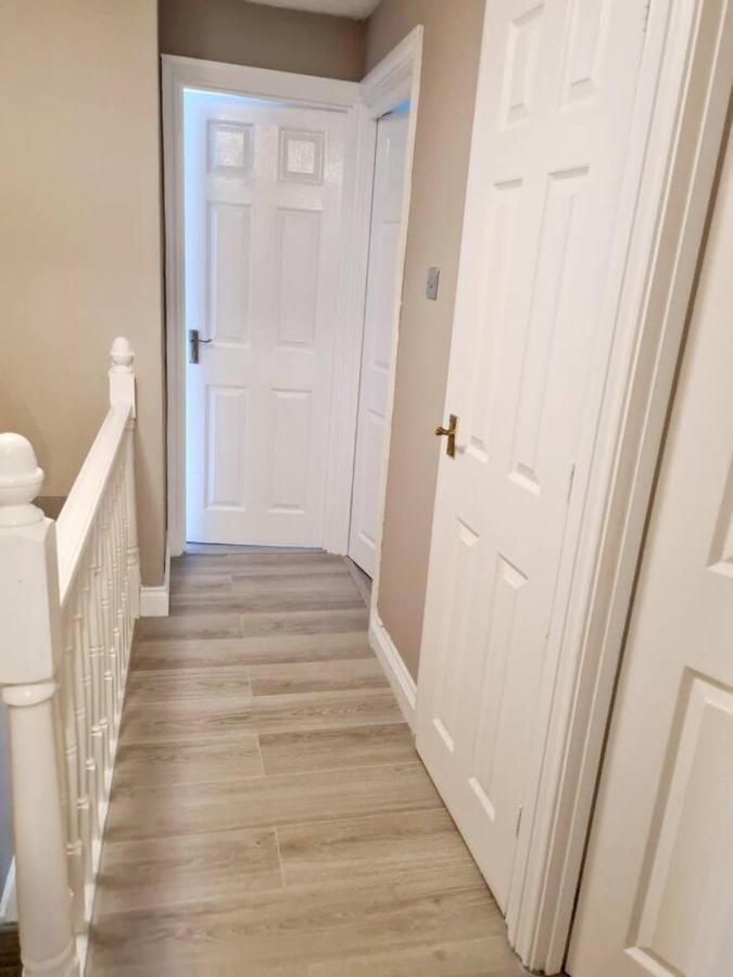 Modern & Spacious - Walk To London Excel- Parking ภายนอก รูปภาพ