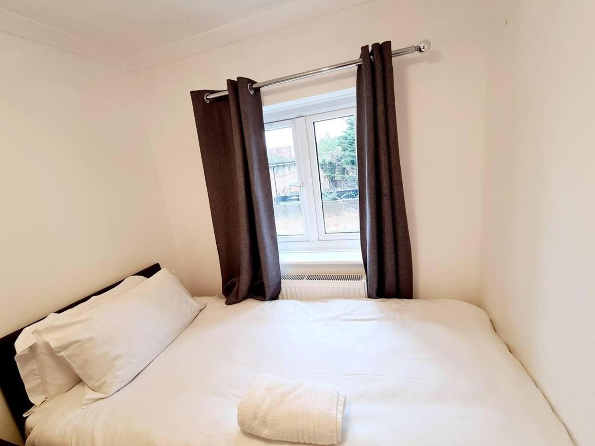 Modern & Spacious - Walk To London Excel- Parking ภายนอก รูปภาพ
